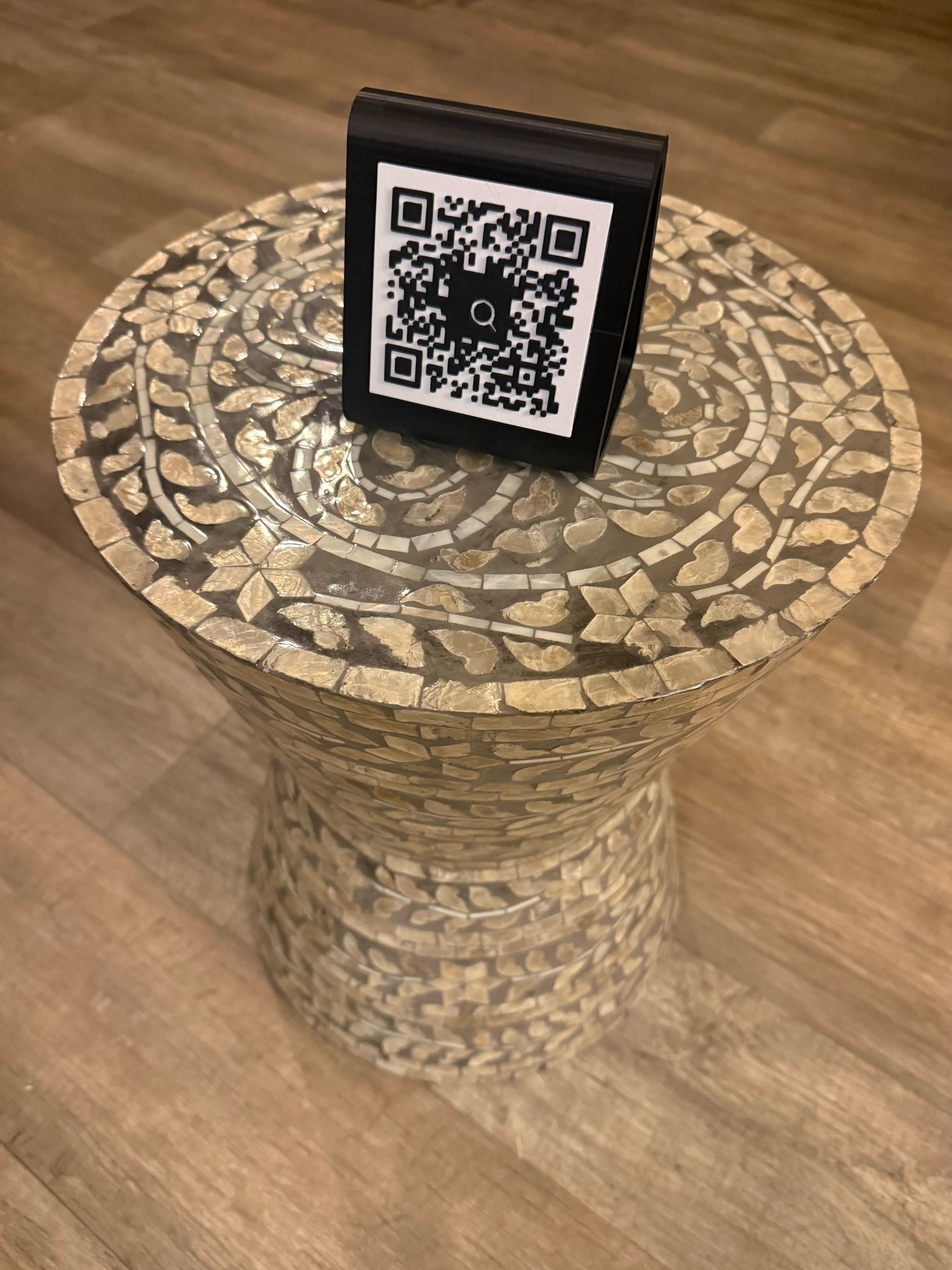 QRCapture 3D-printed table stand